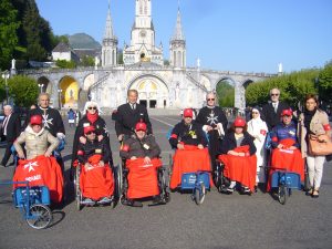 Ordre de Malte de Monaco - Pèlerinage à Lourdes - Mai 2018 - La-délégation-devant-la-Basilique-du-Rosaire