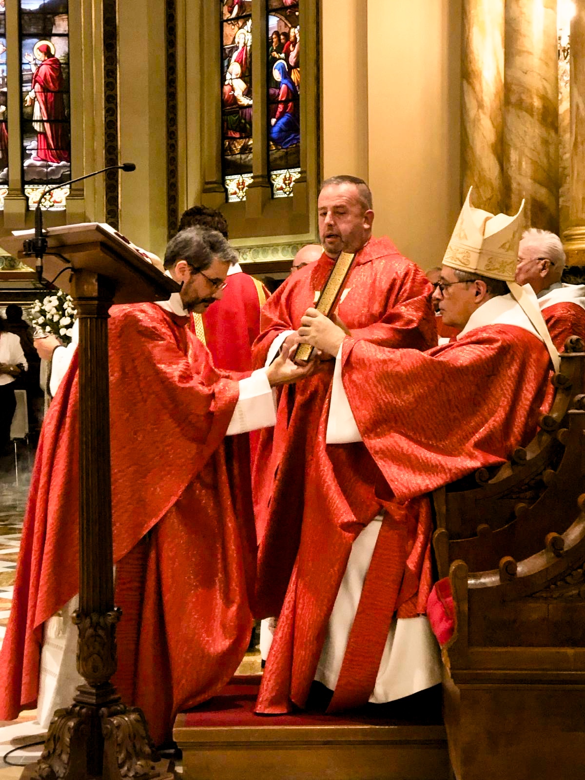Installation du Curé – le Père Jean-Ariel Bauza-Salinas et Mgr Dominique-Marie David