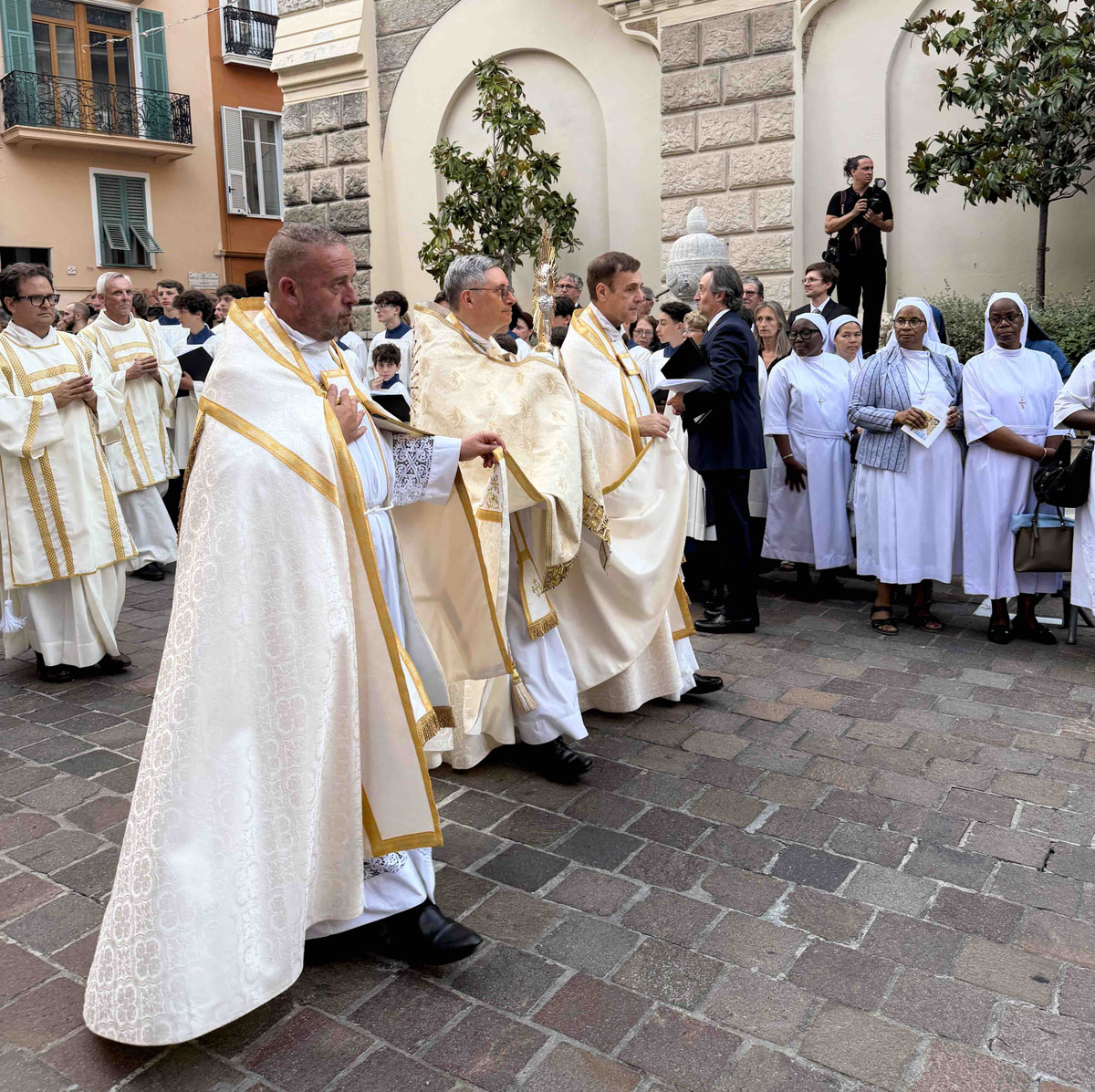1 – Mgr Dominique-Marie David – Place de la Mairie – Procession Fête Dieu