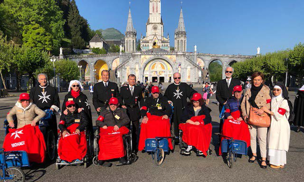 Ordre de Malte de Monaco - Pèlerinage à Lourdes - Mai 2018 - La-délégation-devant-la-Basilique-du-Rosaire